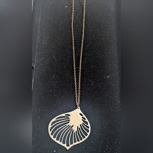 Elegant Gold Pendant Necklace